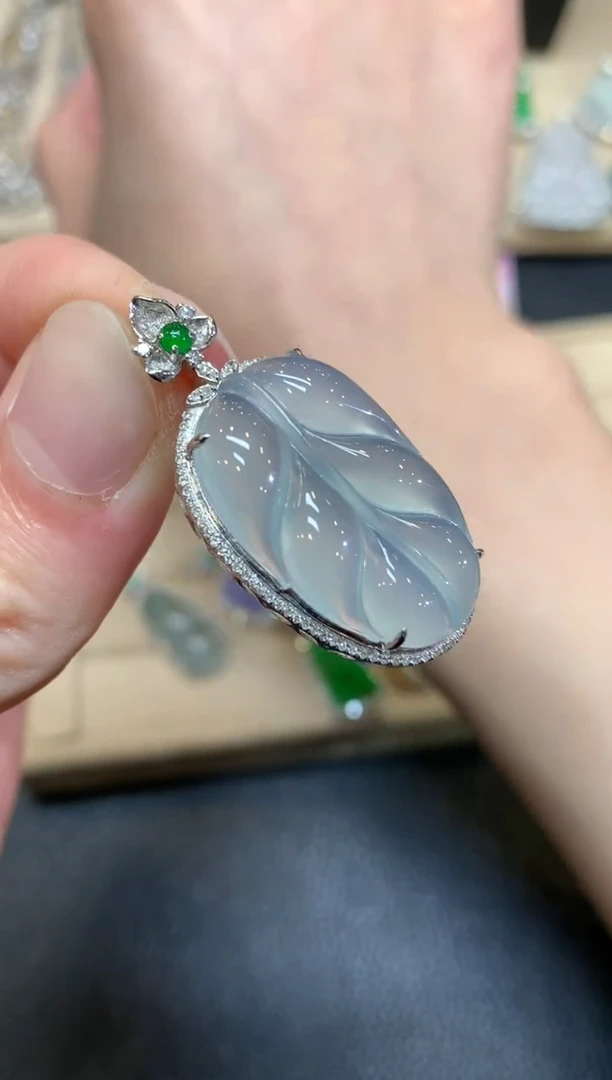 【闪购商品】翡翠颈饰18K金镶嵌叶子【无服务费】