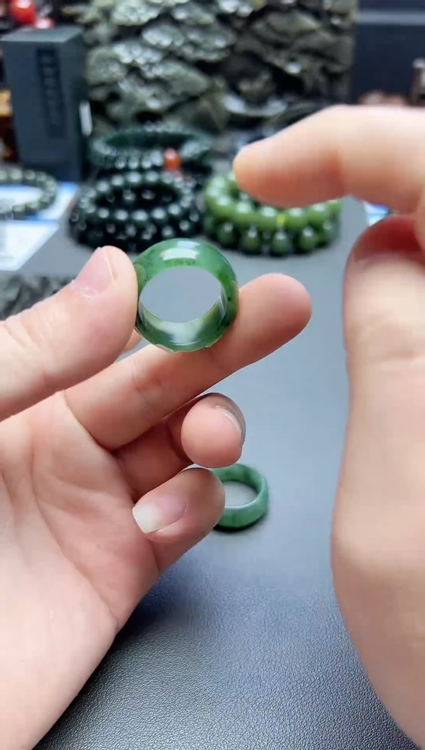 颈饰未镶嵌和田玉碧玉戒指