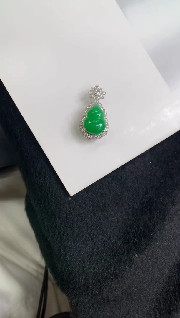 颈饰18K金镶嵌翡翠葫芦