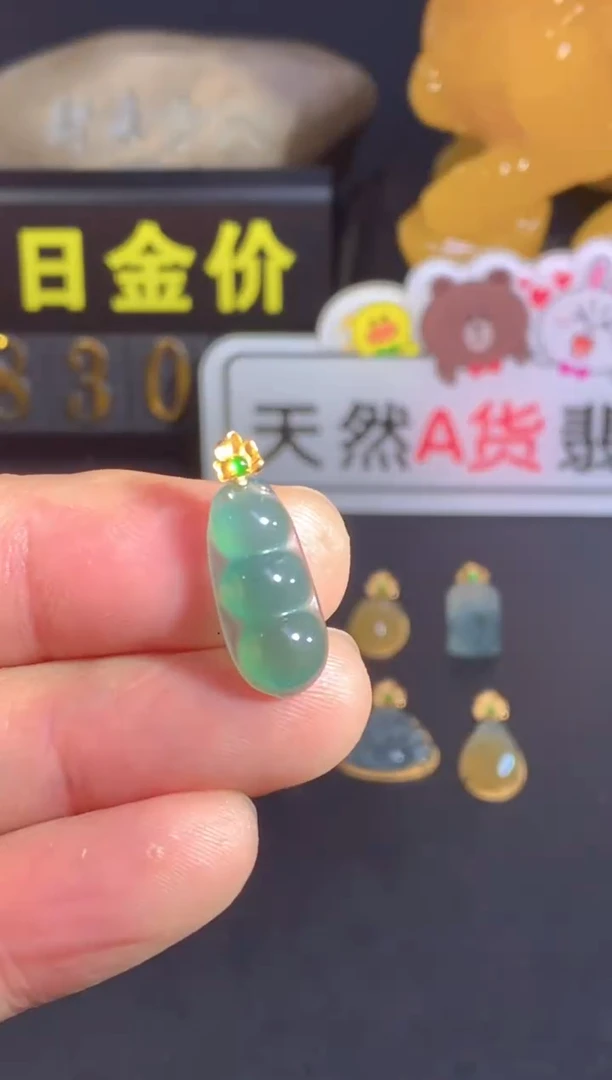 颈饰18K金镶嵌翡翠