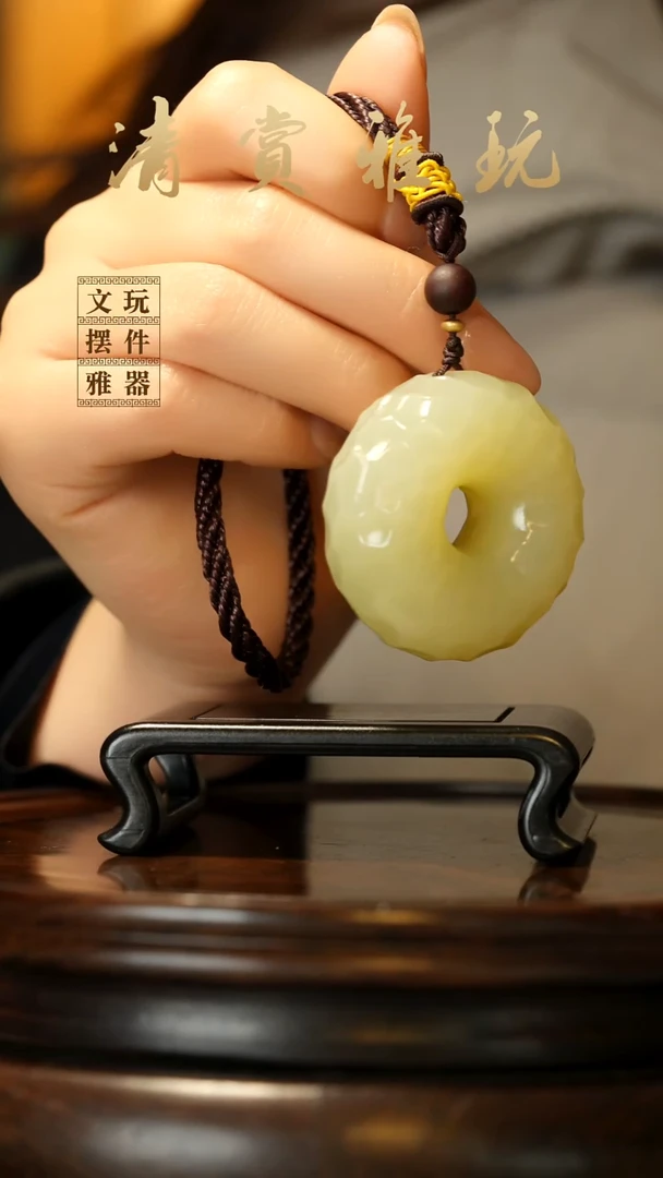 玉《千锤百炼平安扣》手把件摆件