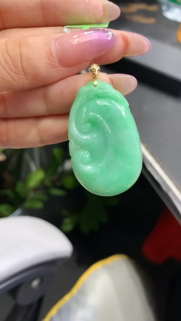 18K金镶嵌挂件翡翠如意