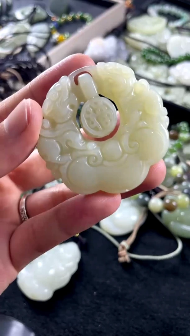 和田玉未镶嵌颈饰观音