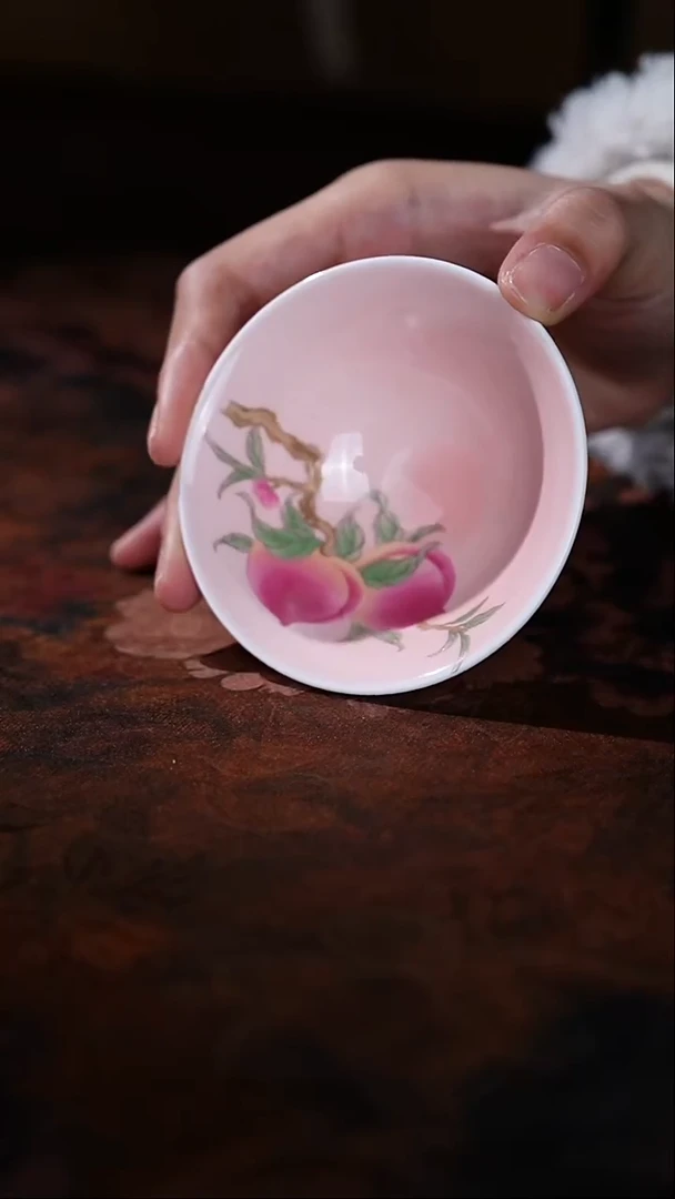 粉彩内绘九桃斗笠杯