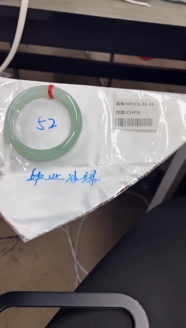 翡翠手镯未镶嵌翡翠手镯