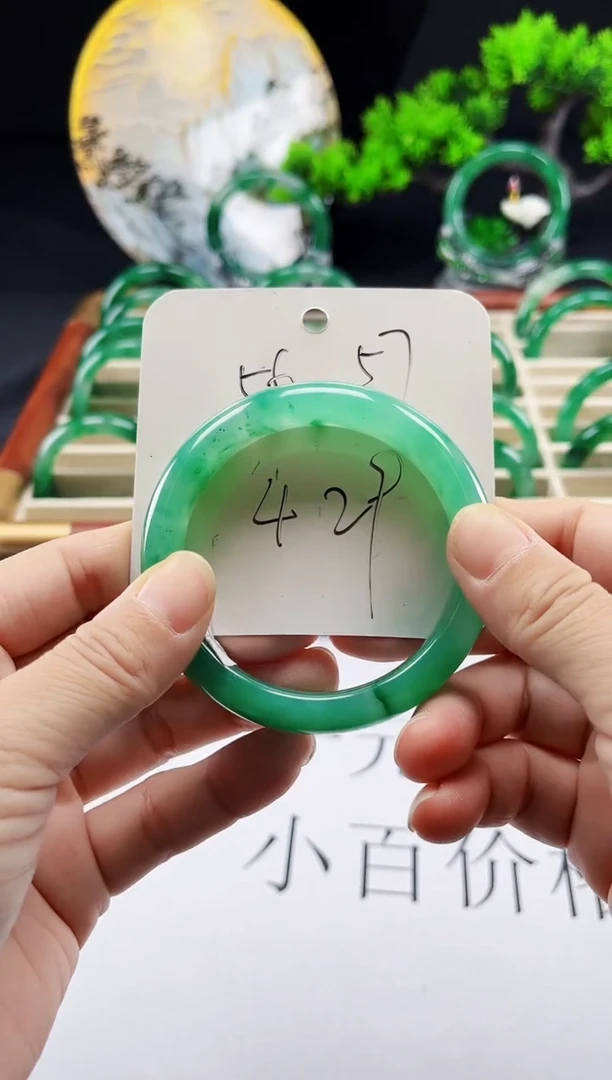 未镶嵌手镯石英质玉（非洲翠）手镯