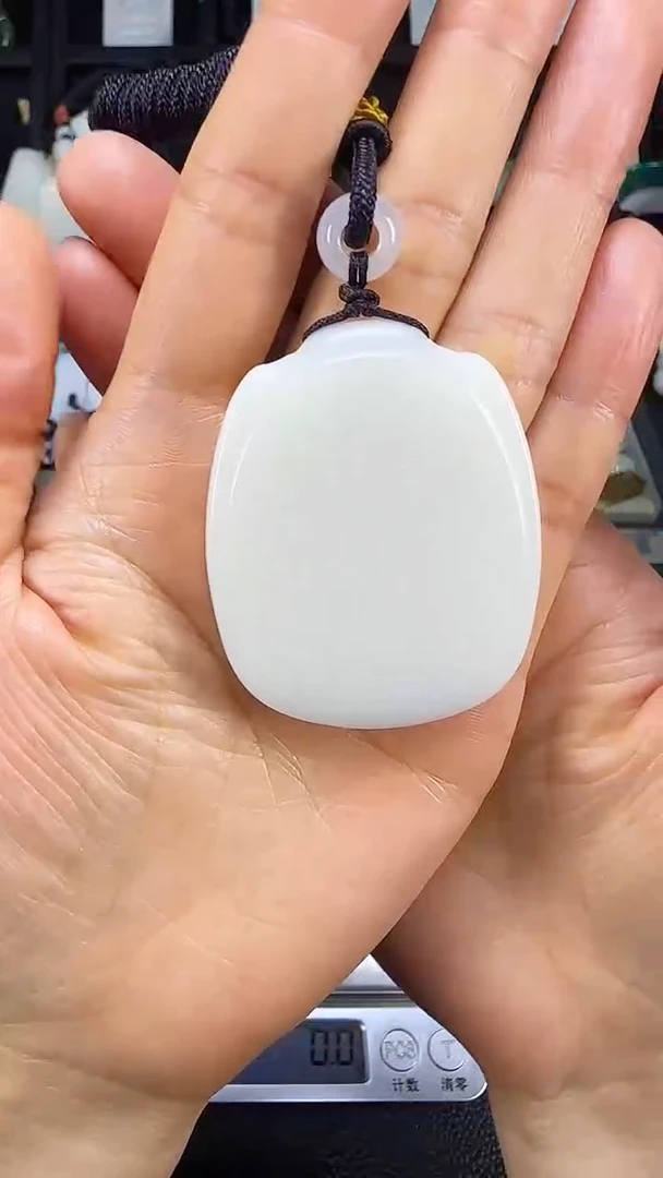 颈饰未镶嵌和田玉苹果牌