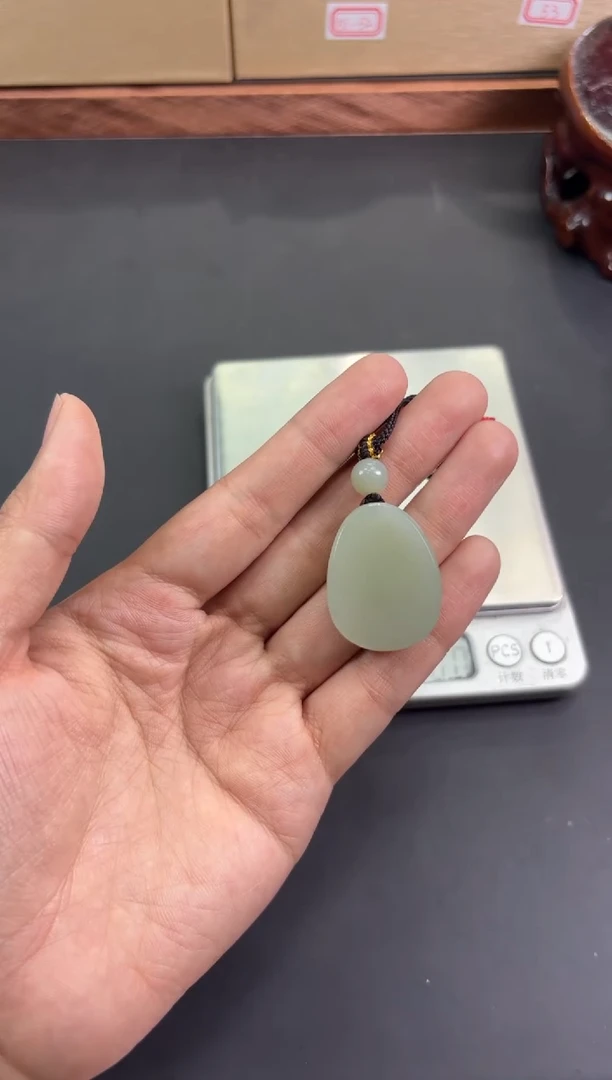 【闪购商品】和田玉吊坠(赠链)未镶嵌且末微色差近矿吊坠