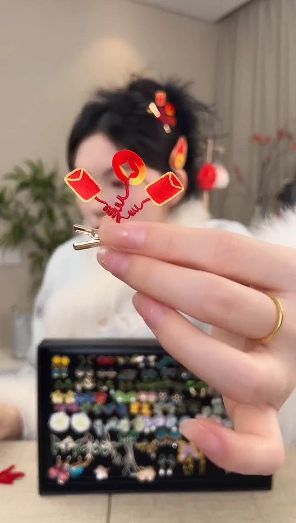 刺绣红色胖绒边夹