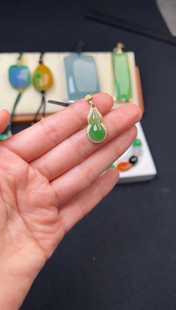 颈饰18K金镶嵌翡翠小葫芦