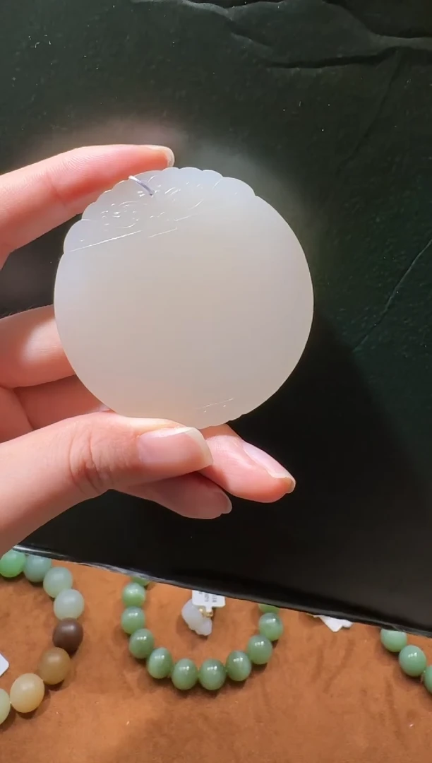 颈饰未镶嵌和田玉吊坠