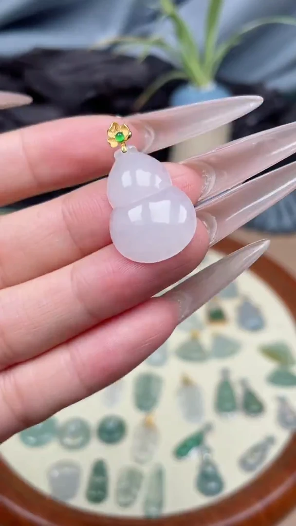 翡翠18K金镶嵌颈饰葫芦