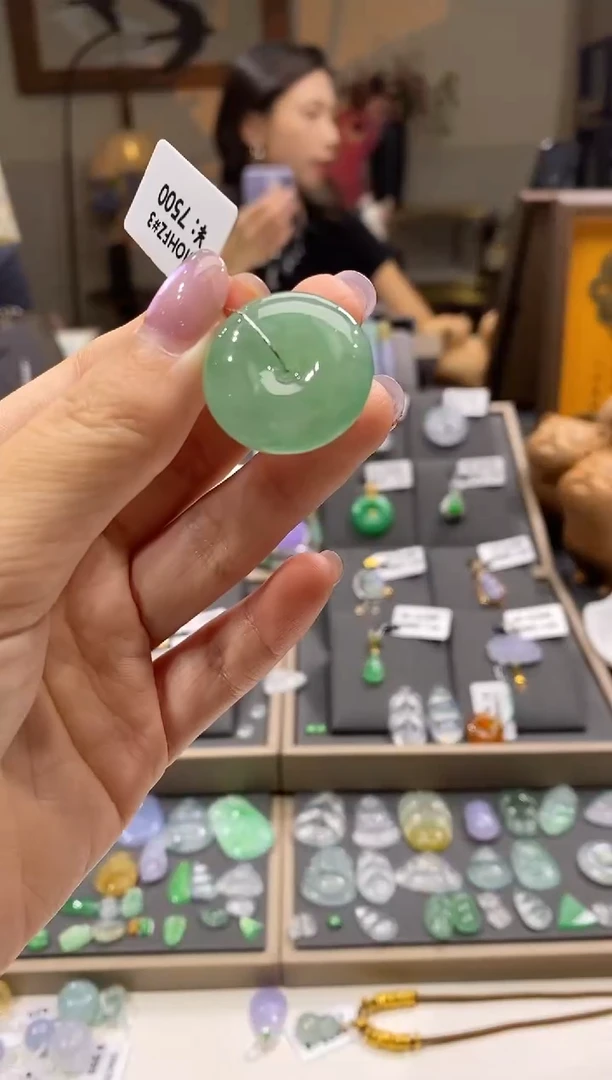 颈饰未镶嵌翡翠平安扣