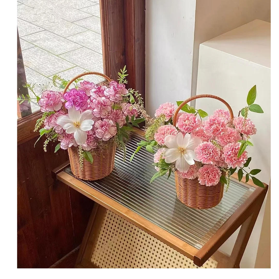 康乃馨手提花篮子颜色可以跟客服沟通标价格是一个的三八节母亲节过生日都能送同城鲜花