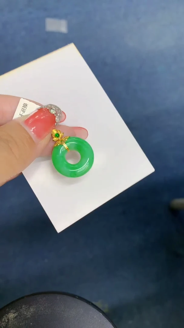 颈饰18K金镶嵌翡翠`1