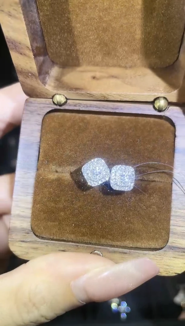 【闪购商品】钻石耳饰18K金镶嵌18K金白  多人 方糖