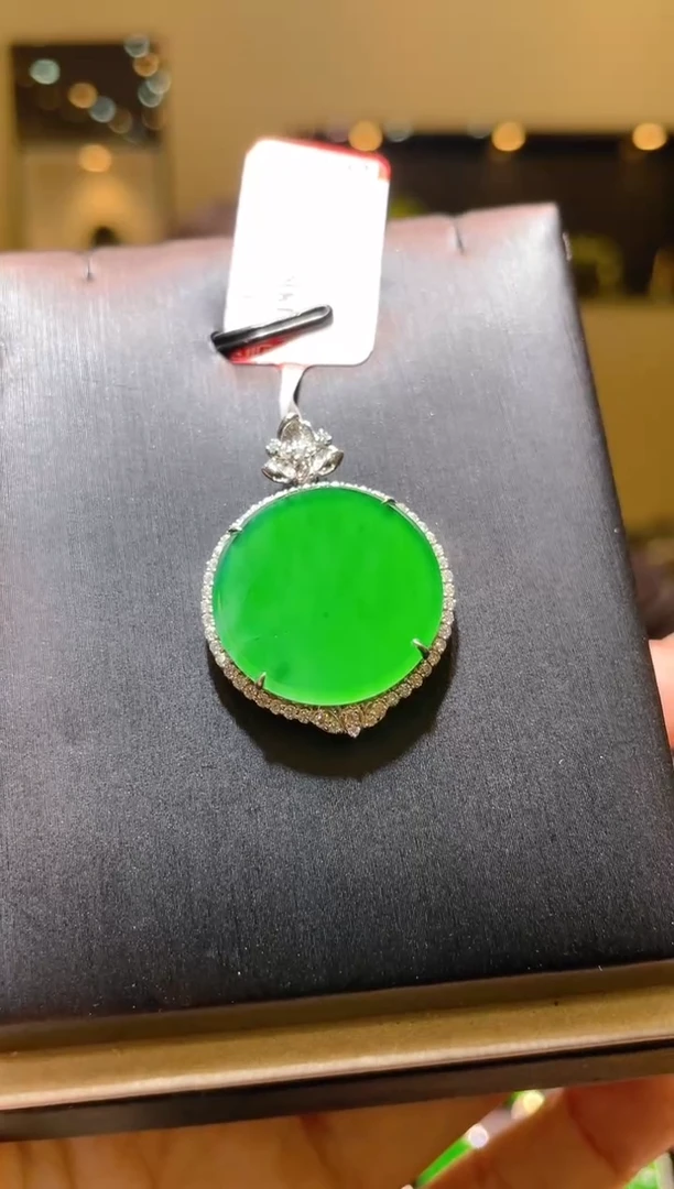 【闪购商品】翡翠吊坠(赠链)18K金镶嵌A106
