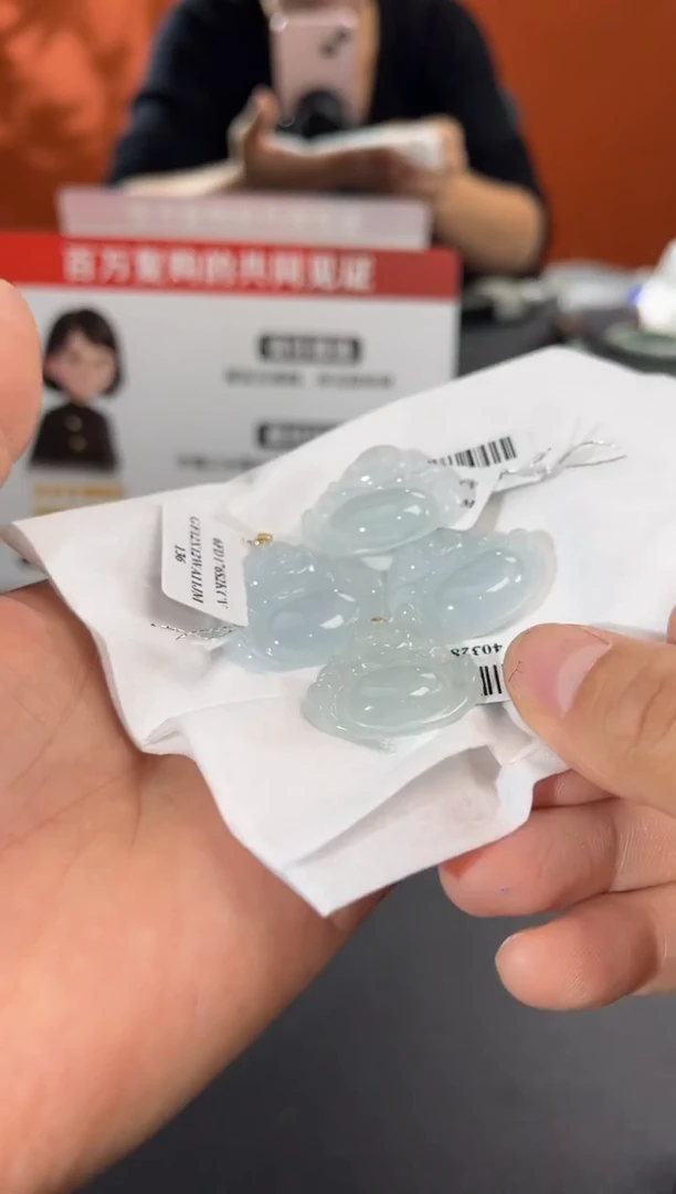 18K金镶嵌挂件翡翠边城刀客/403283/多样性发一