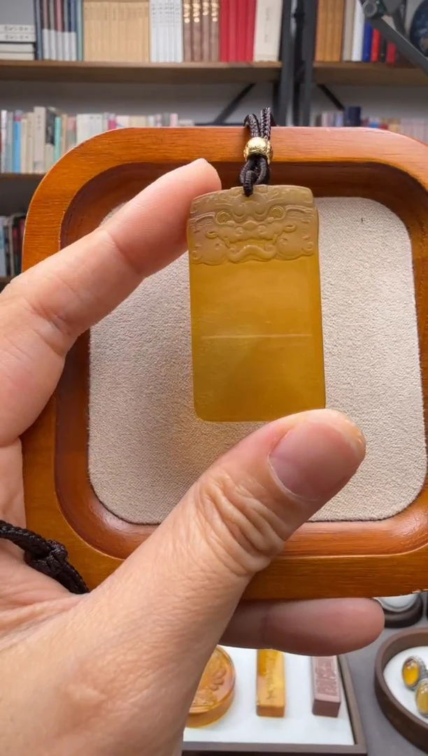 未镶嵌颈饰琥珀兽面