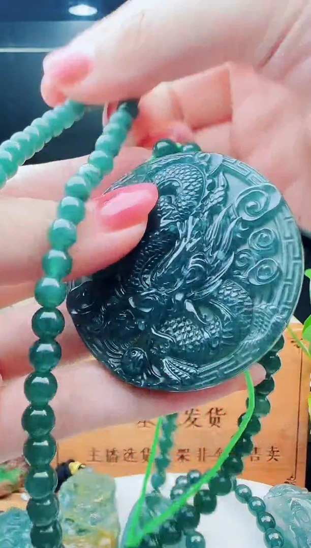翡翠未镶嵌颈饰多样性发货其中一件