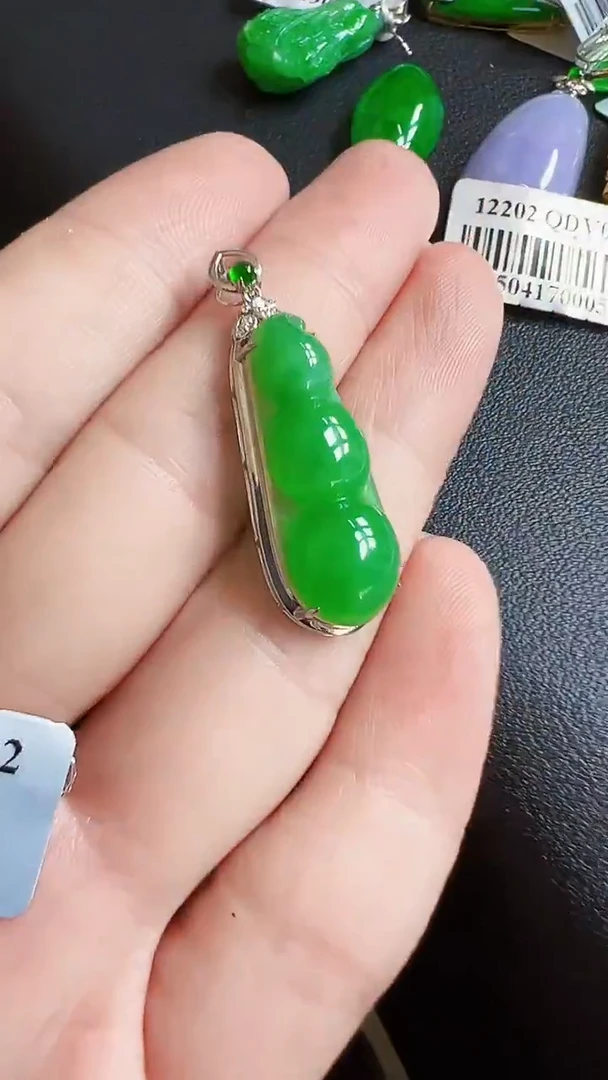 颈饰18K金镶嵌翡翠豆