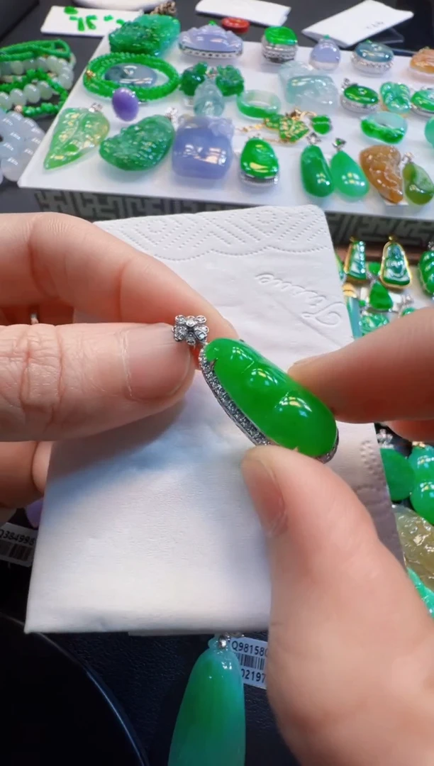 翡翠18K金镶嵌吊坠(不含链)9500