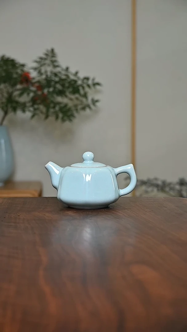 六合泰平壶 天青 微瑕 朱家汝窑款