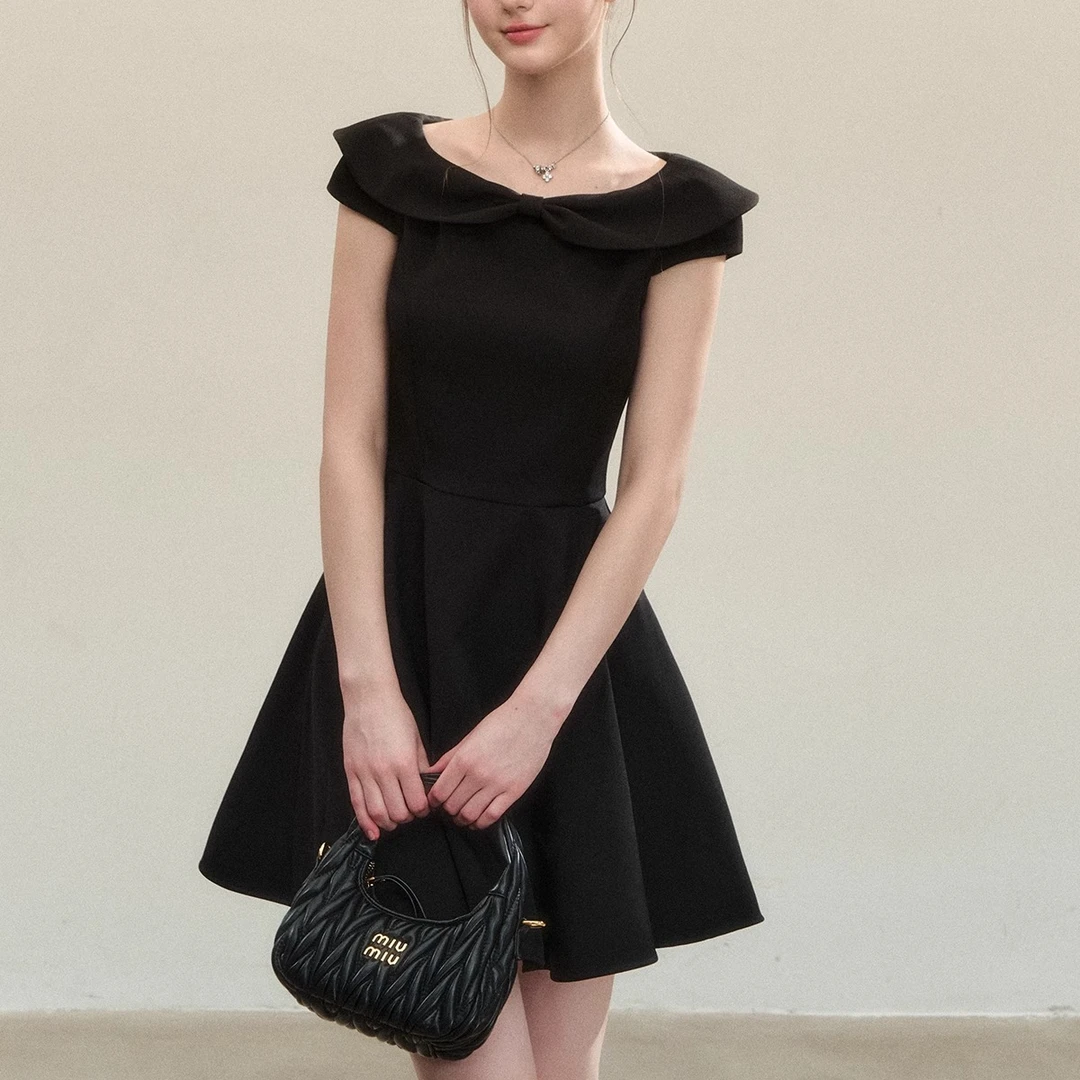 气质一字肩黑色连衣裙夏季新款收腰显瘦法式高级感蓬蓬短裙