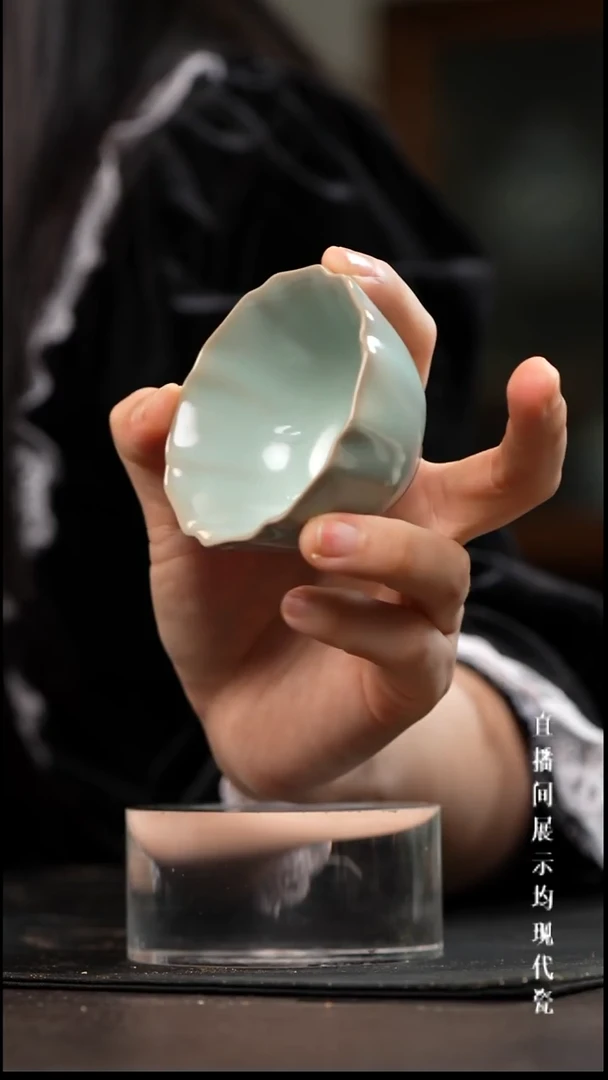 景德镇汝窑杯杯。