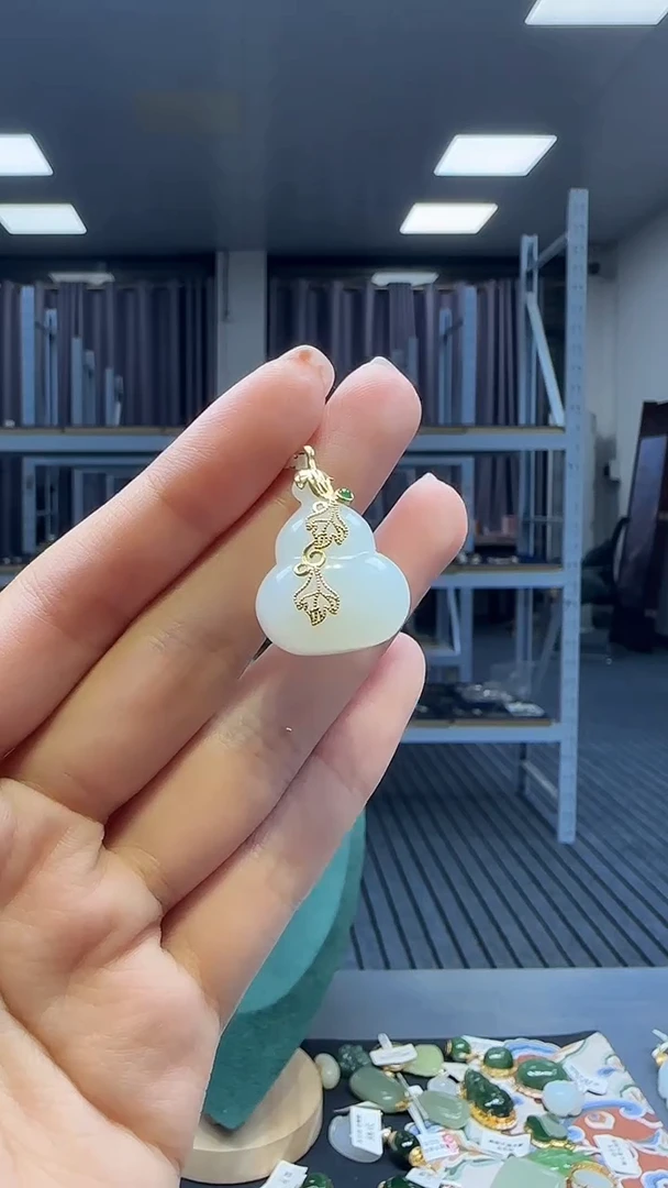 18K金镶嵌和田玉挂件1