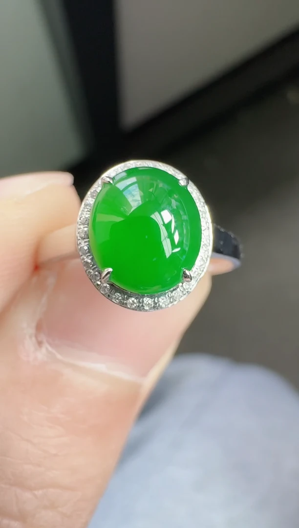 18K金镶嵌戒指翡翠寄售回流，24小时鉴赏期