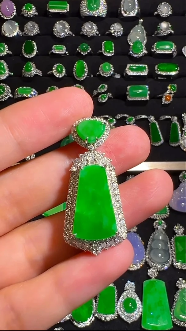 18K金镶嵌挂件翡翠吊坠