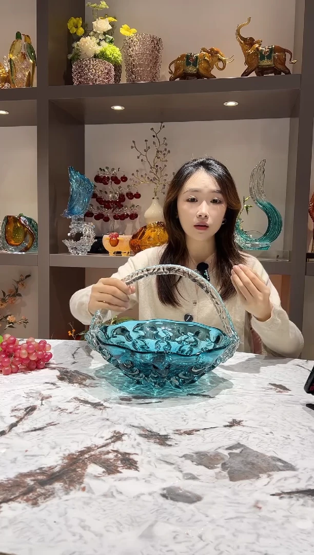 蓝色手提艺术果篮