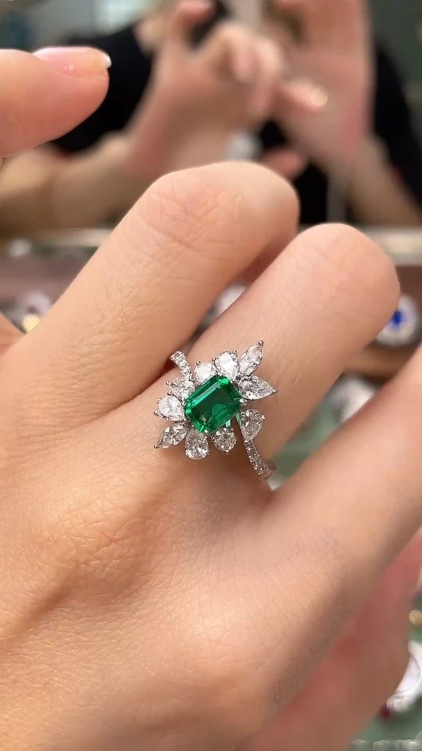 18K金镶嵌戒指祖母绿阿富汗极微油主石：0.77ct