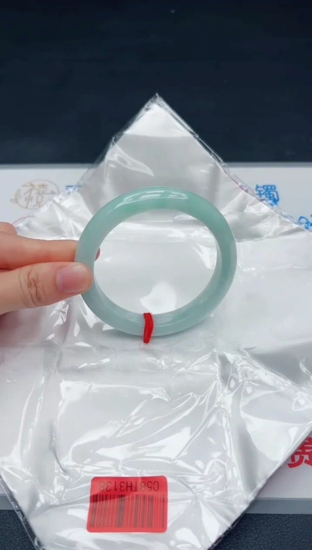 翡翠手镯未镶嵌，默认会有冰丝棉纹棉线，均需要有包容心