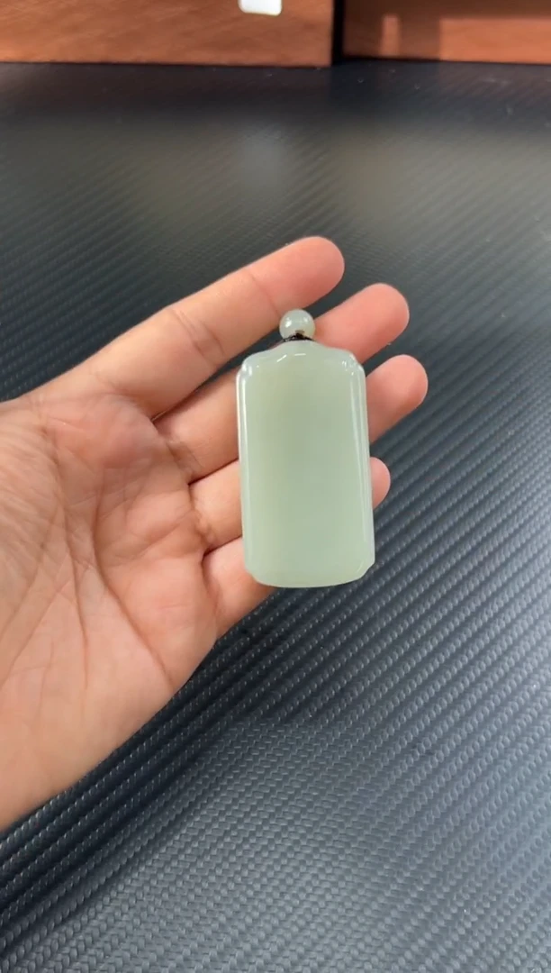 吊坠(赠链)未镶嵌和田玉且末近矿微色差吊坠