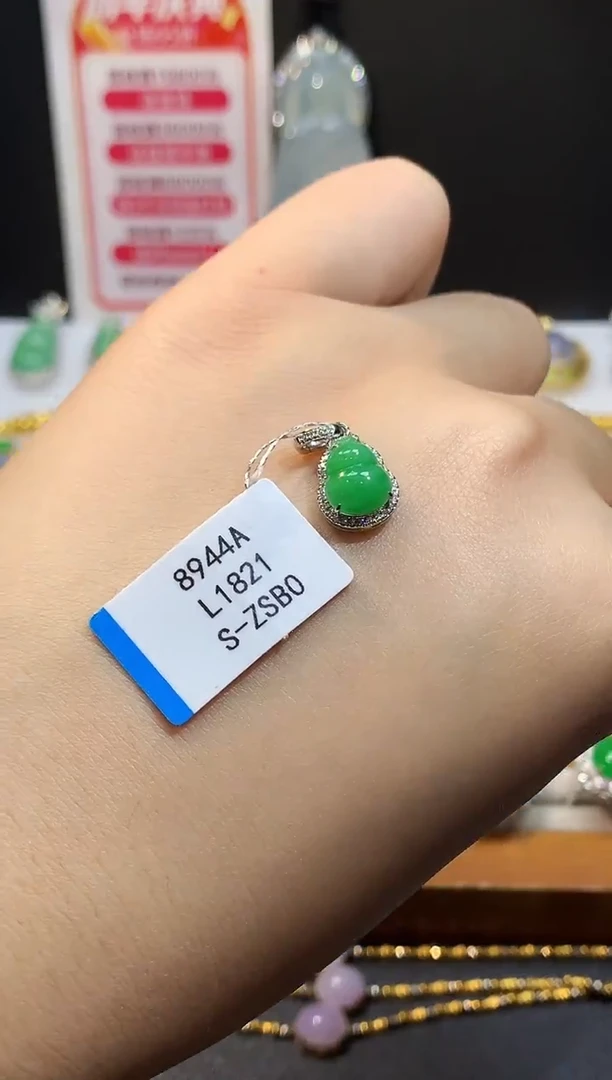 吊坠(不含链)18K金镶嵌翡翠多样性发其一
