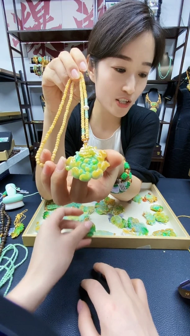 颈饰未镶嵌翡翠吊坠