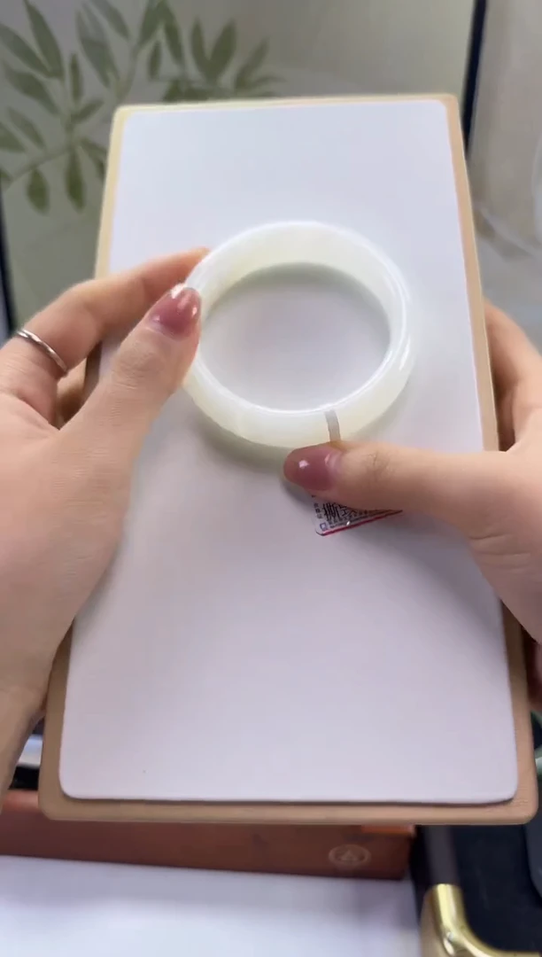 未镶嵌手镯和田玉55.8mm  14.6mm   8.5mm