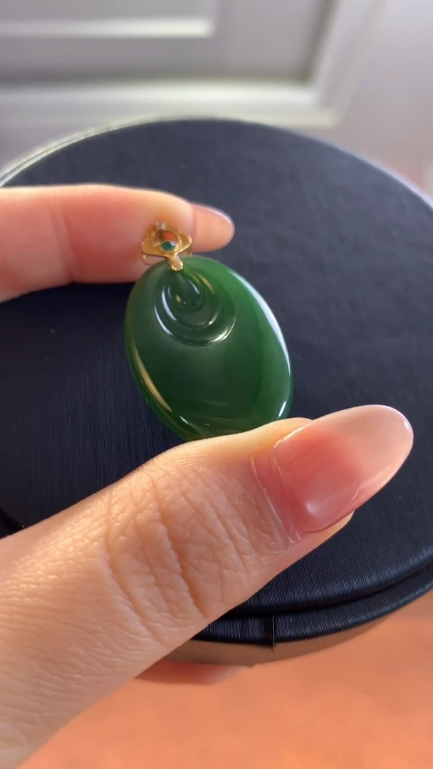 18K金镶嵌和田玉挂件碧玉金镶吊坠