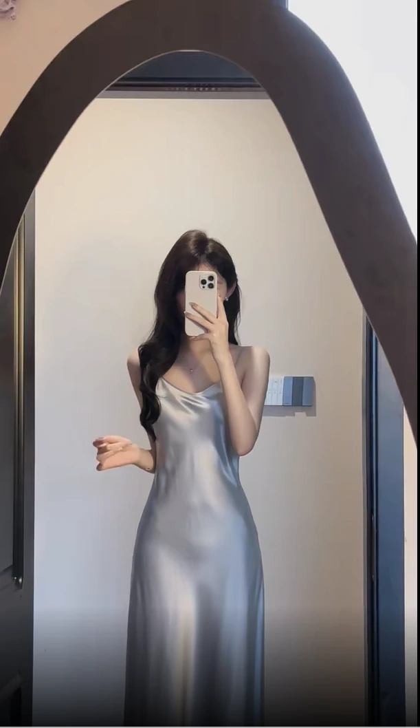 2025夏季新款性感御姐风缎面吊带连衣裙女收腰显瘦穿搭包臀裙子女