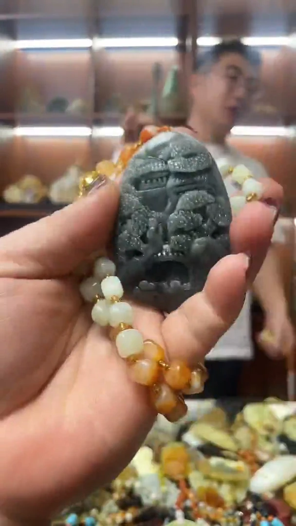 未镶嵌蛇纹石玉吊坠