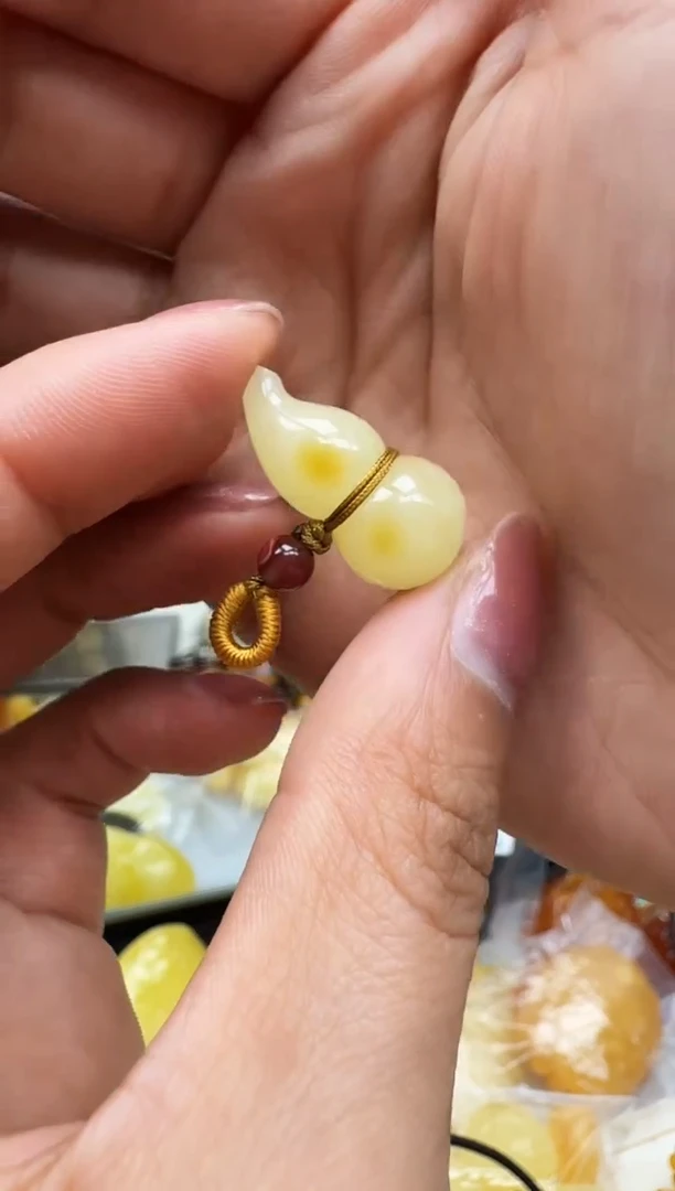 【闪购商品】琥珀裸石未镶嵌葫芦