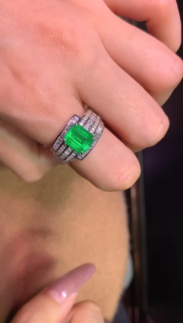 18K金镶嵌戒指祖母绿2.07ct
