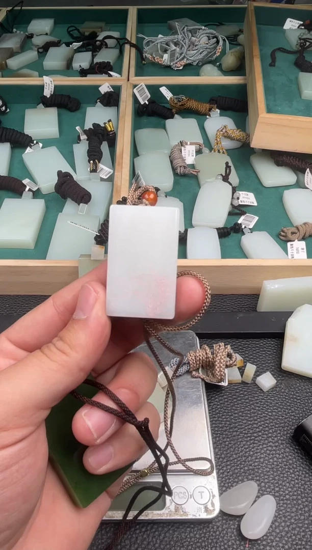 定制和田玉执*精品挂件