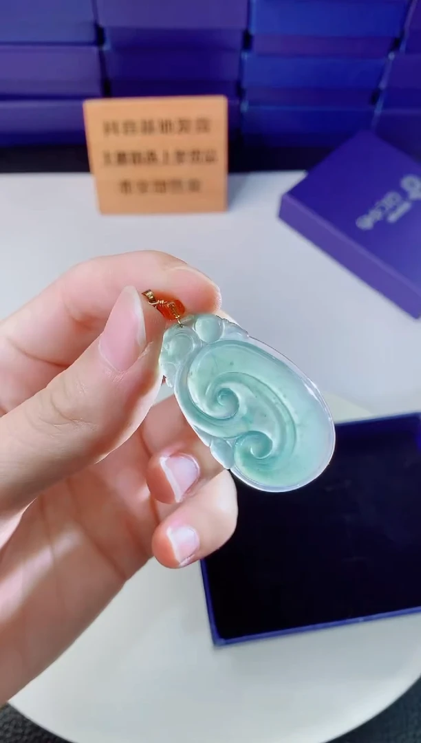 翡翠未镶嵌颈饰   `
