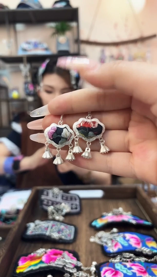 织绣民族风非遗老绣饰品511