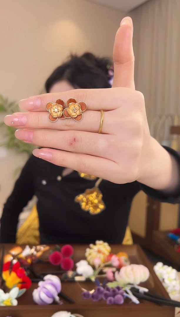 刺绣手****3棕色宝相花耳钉