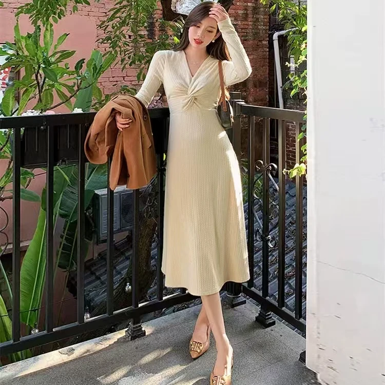 【钟意】H067杏色连衣裙QX0544