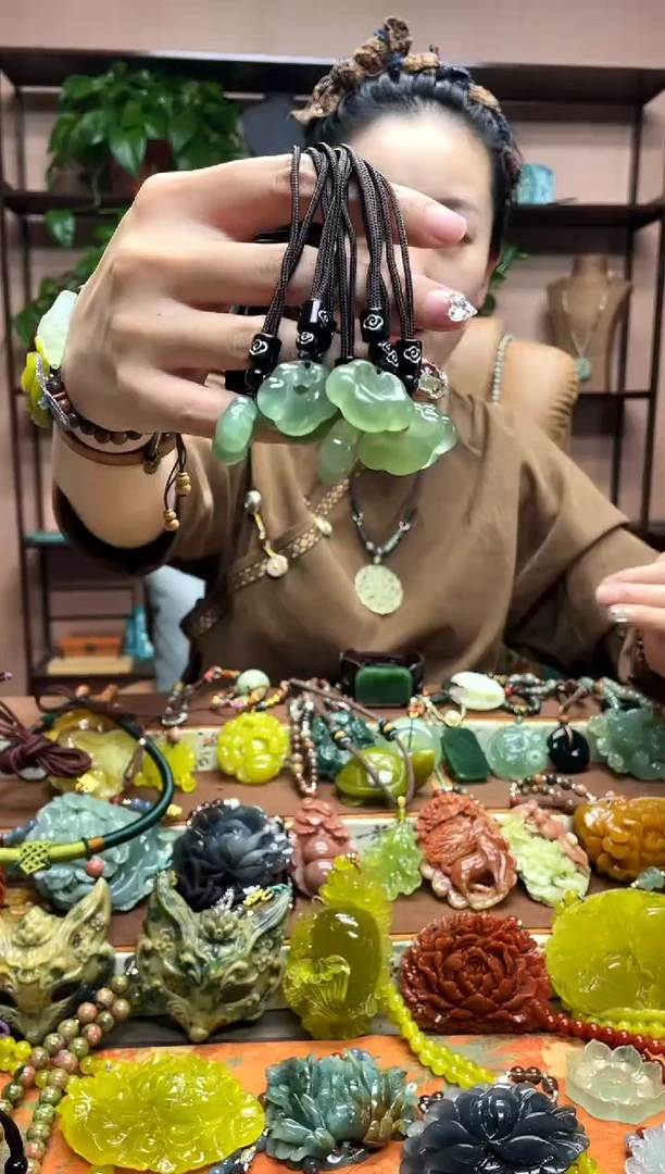 未镶嵌岫玉颈饰多样性发货发其中之一